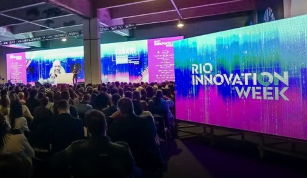 Público e palestrantes no Rio Innovation Week 2025 no Píer Mauá, durante apresentações sobre marketing digital, inovação tecnológica e estratégias de vendas.