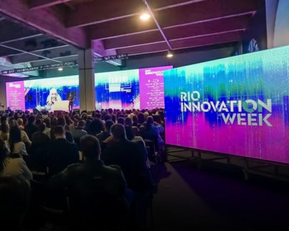 Público e palestrantes no Rio Innovation Week 2025 no Píer Mauá, durante apresentações sobre marketing digital, inovação tecnológica e estratégias de vendas.