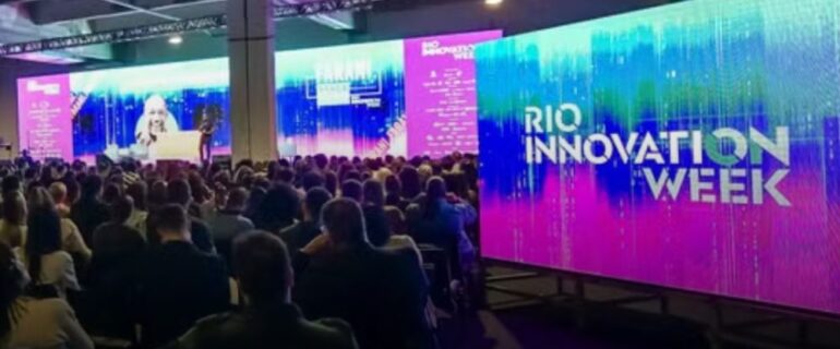 Público e palestrantes no Rio Innovation Week 2025 no Píer Mauá, durante apresentações sobre marketing digital, inovação tecnológica e estratégias de vendas.