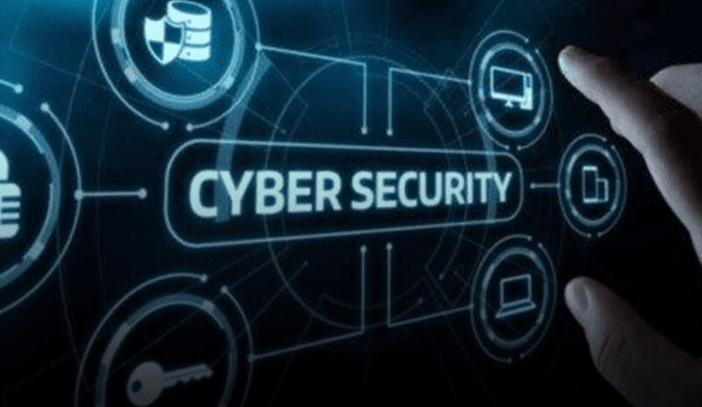 Executivo da AMM Solutions, Viktor Valentim, representando a empresa no Cybersecurity Summit Rio 2025 durante palestras sobre tendências e estratégias de cibersegurança.