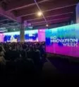 Público e palestrantes no Rio Innovation Week 2025 no Píer Mauá, durante apresentações sobre marketing digital, inovação tecnológica e estratégias de vendas.